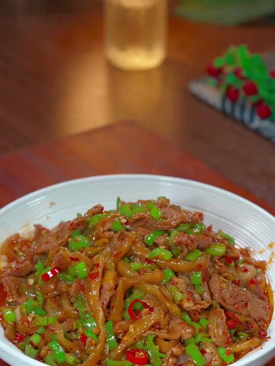 你要是吃饭没胃口，那你一定要试试这个青椒榨菜炒肉