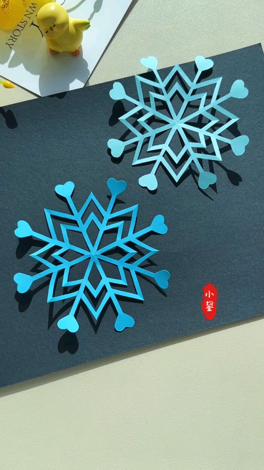 你那里下雪了吗?简单几步就可以剪一片漂亮的雪花#亲子手工#雪花剪纸#简单易学剪纸教程
