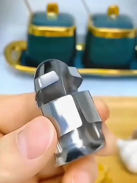 现在切菜都带上这个小东西“剥蒜神器”,轻松剥壳,保护指甲