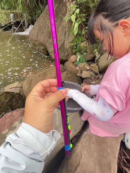 儿童鱼竿超短节鱼竿小手杆超轻超细钓鱼竿垂钓钓虾竿钓小鱼套装#钓鱼#