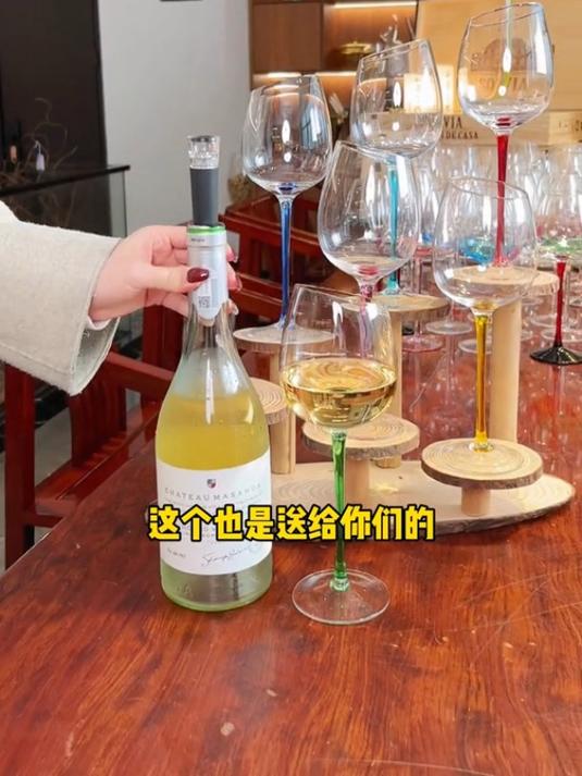 不知道喝点啥,不如试试清爽酸甜不苦涩的半甜白葡萄酒!