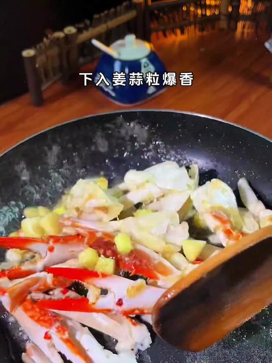 别看这道菜做法简单,我老板靠这道小炒梭子蟹在杭州买三套房1