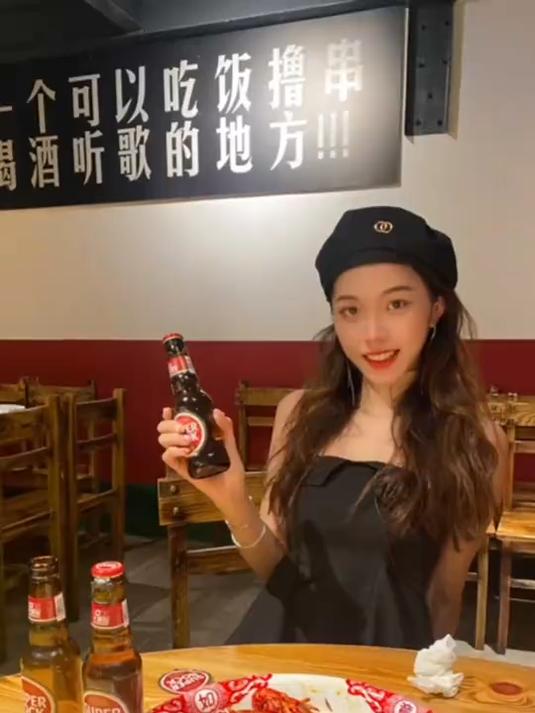 夜晚小龙虾和啤酒更配哦～恋爱可以晚点谈 啤酒要趁早喝