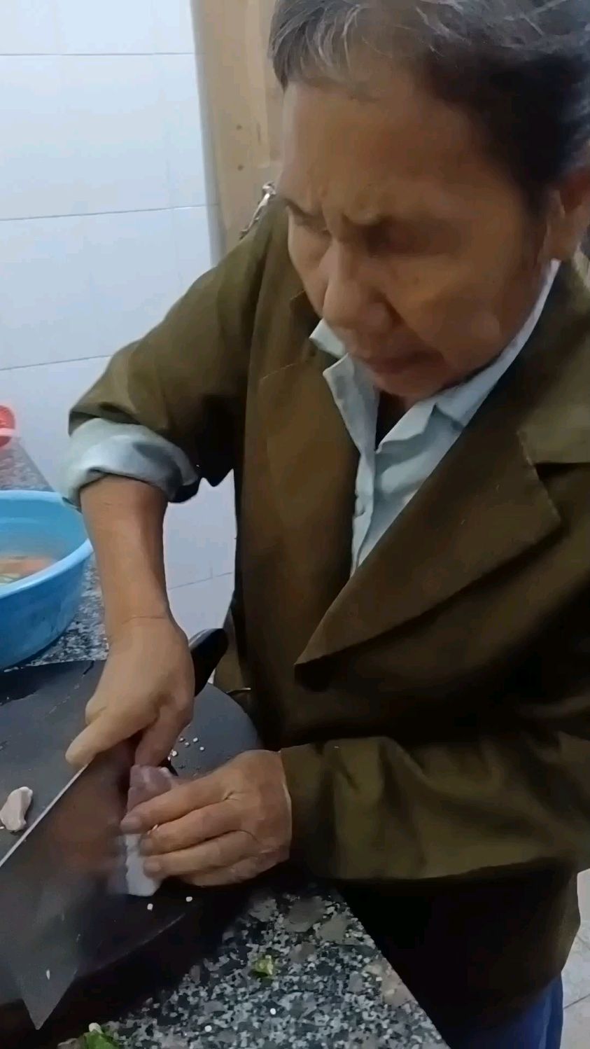 盲人妈妈从小就没有眼睛,看不见任何东西, 双脚天生也是残疾,自己切菜一个人做饭吃。