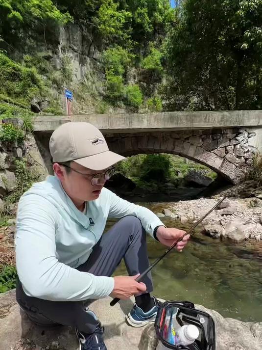 新手玩溪流钓不知道鱼线怎么挂竿稍