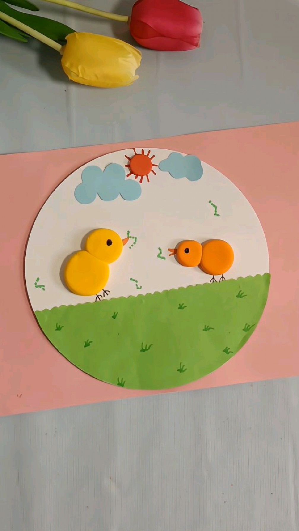 《小鸡吃虫》粘土画