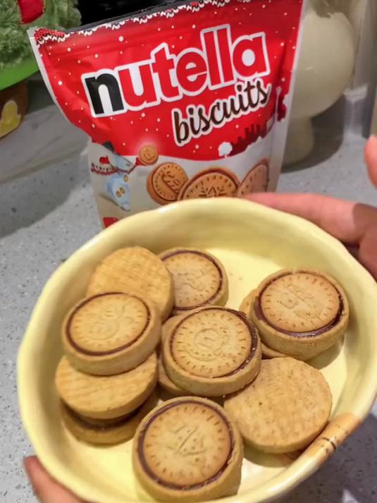 吃醇香温热的巧克力饼干 德国能多益经典榛子巧克力酱饼干