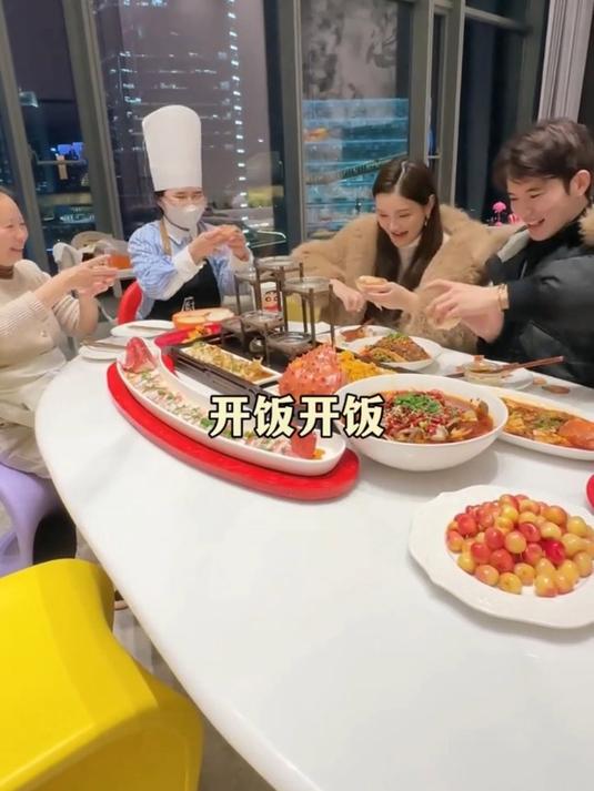 00后保姆和70后保姆的年夜饭PK!浙菜和川菜你们喜欢哪一种