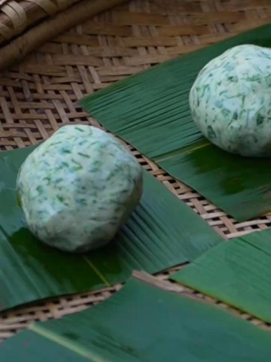 江西特色美食鼠曲糍粑,口感软糯,带有独特的草香与淡淡的清甜