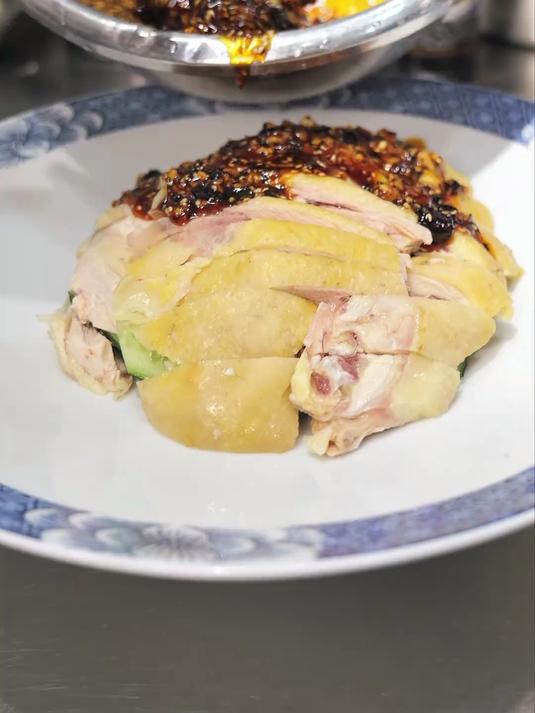 特色白砍鸡的做法！好吃的关键在于鸡肉的处理，还有作料的打法