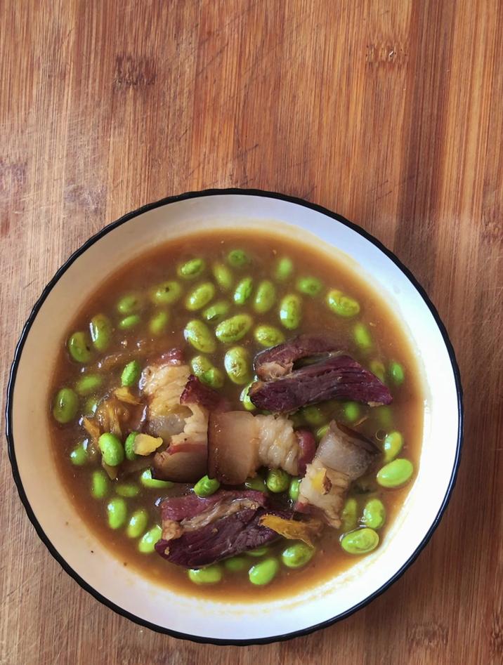 烟熏腊肉怎么做好吃,分享一道烟熏腊肉炒毛豆