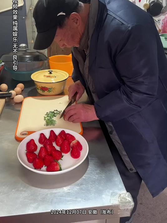 爷爷在家制作“搪瓷盆草莓蛋糕”,做好后第一块蛋糕切给了奶奶