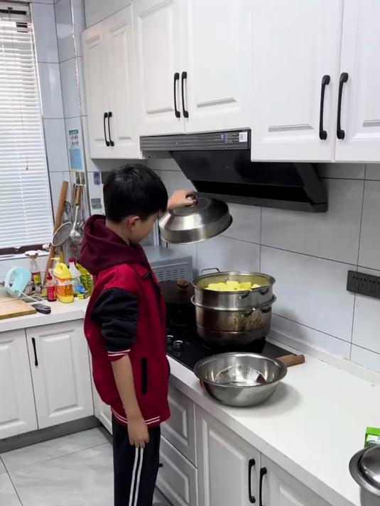 你们看他做的土豆面包像土豆不?