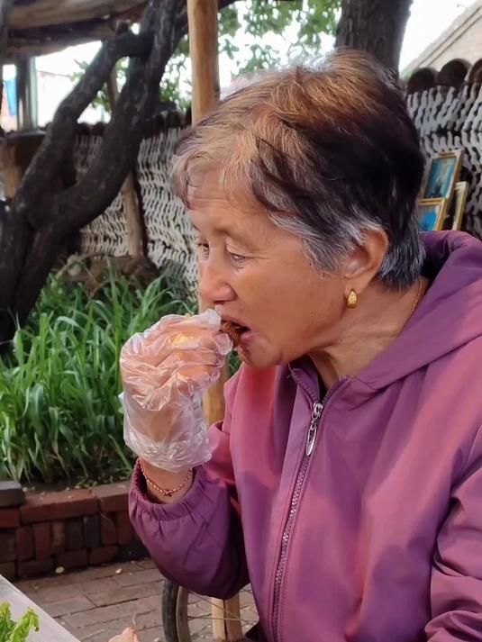 这盘熏肉够硬不，农村美食绝了，美食推荐官力荐