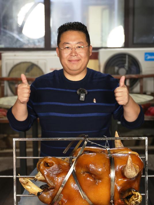 半吨买个53斤大牛头,今日伙食“炭烤牛头”