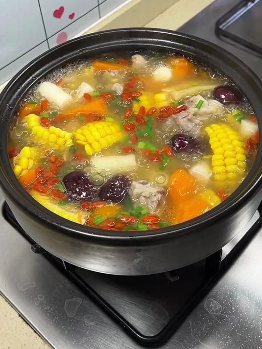 幸福有很多种，有人给你炖玉米排骨汤