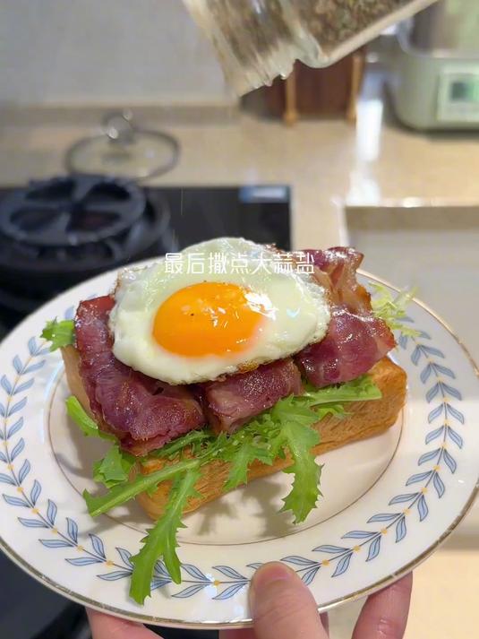 花五分钟做一顿精致早餐 开放式三明治 培根煎蛋