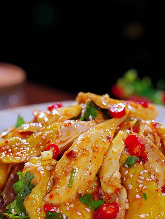 夏天就给家里人做一道这样的开胃菜盐焗手撕鸡，皮脆肉嫩