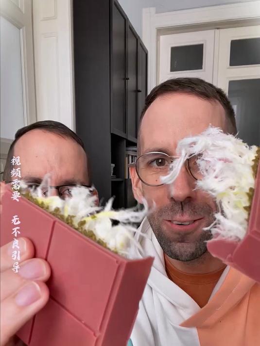 这个长满白毛的巧克力,真的是发霉了吗