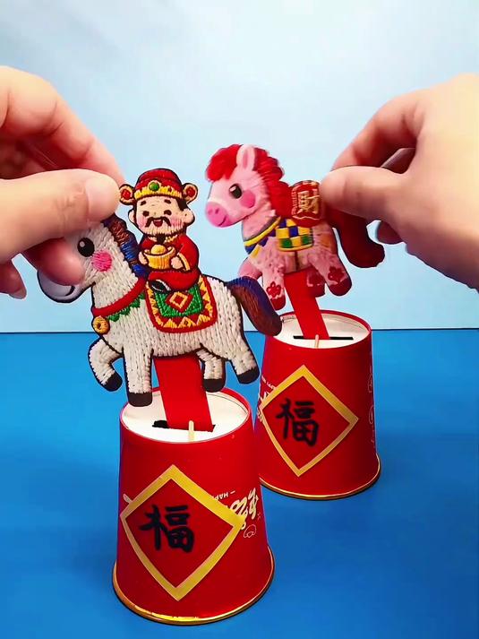 用马年的红包和用过的纸杯制作奔跑的小马，很简单的小手工，一起来学吧#手工#