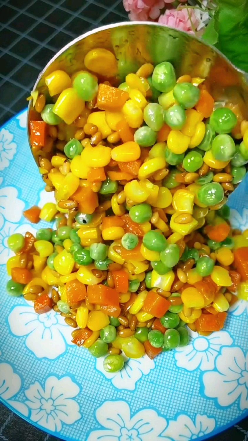 松仁玉米的做法