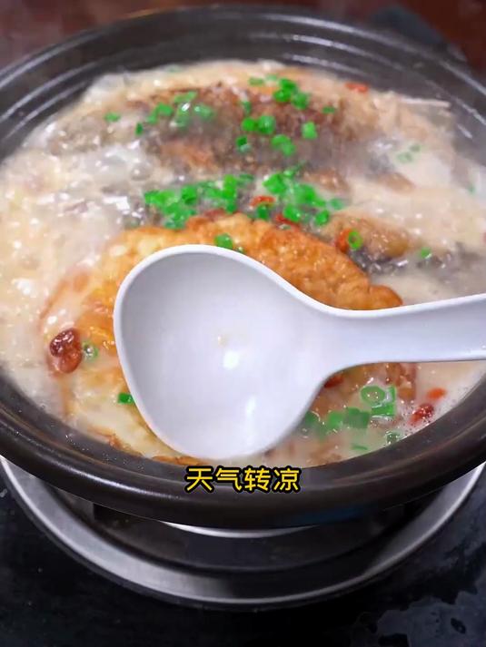 清爽荷包蛋鲫鱼汤:少油少盐做法,健康又鲜美