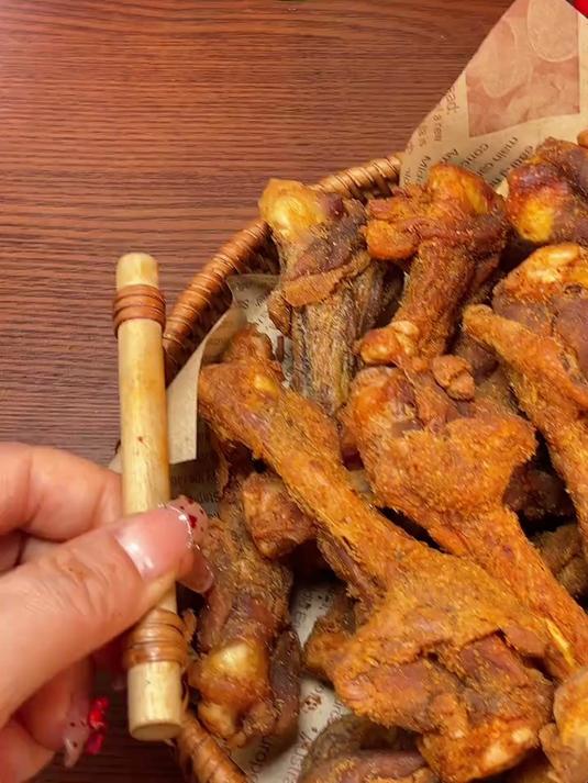 鸭翅根配料干净,没有添加任何防腐剂,因为是先卤后风干的