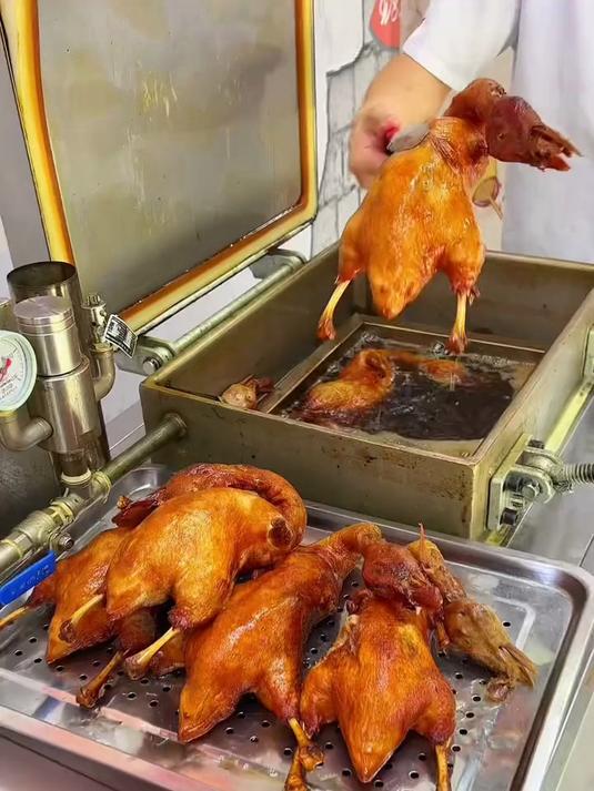 醉仙鸭,腌制入味的鸭子经过高温压制,外酥里嫩,一次可做八只