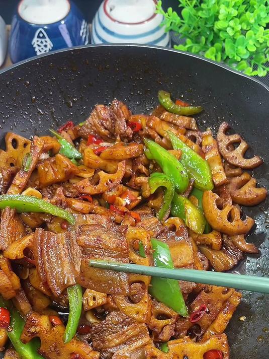 五花肉炒莲藕，香辣又好吃，太下饭了