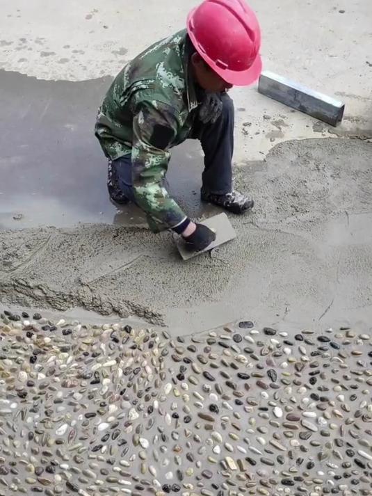 庭院铺鹅卵石施工现场分享