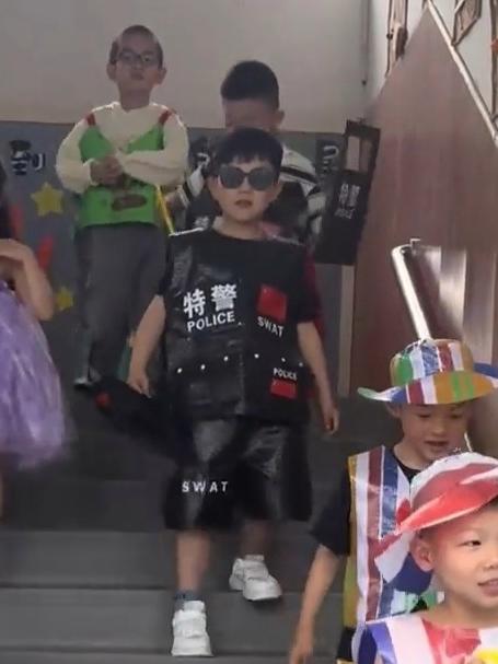 #旅游创作季#厉害了我的家长们！夏季幼儿园环保时装秀，家长各展巧手创意满满