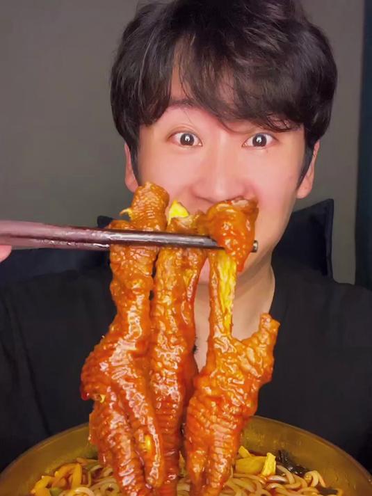 沉浸式吃螺蛳粉虎皮鸡爪炸蛋快乐水!真的是吃美了!