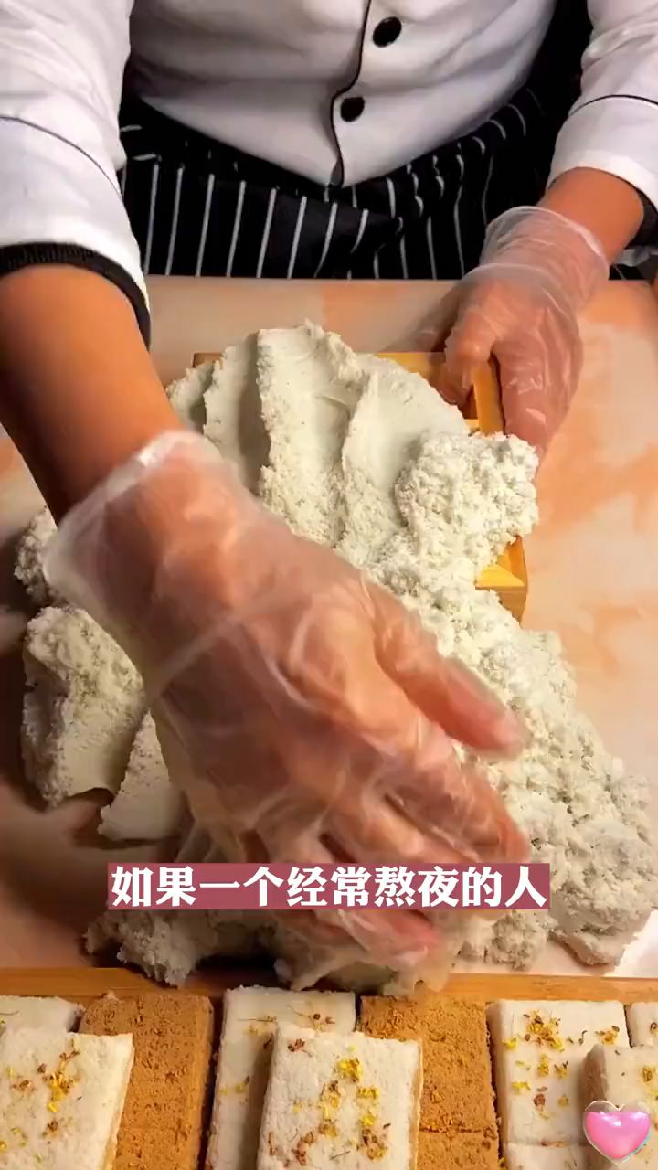 芡实搭配黑米、黑芝麻等多种食材科学配比才制成这营养健康的粗粮糕点吃过的都来回购了