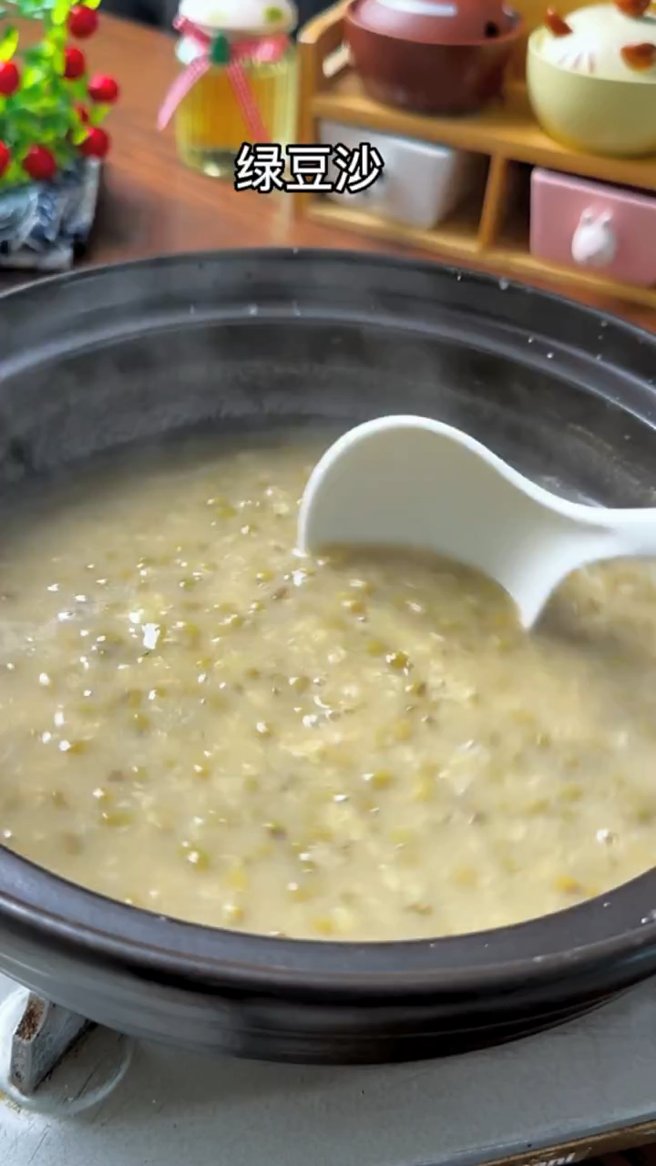 夏天到了,今天做个清热消暑的绿豆沙,这样做的绿豆沙又快又沙又绿