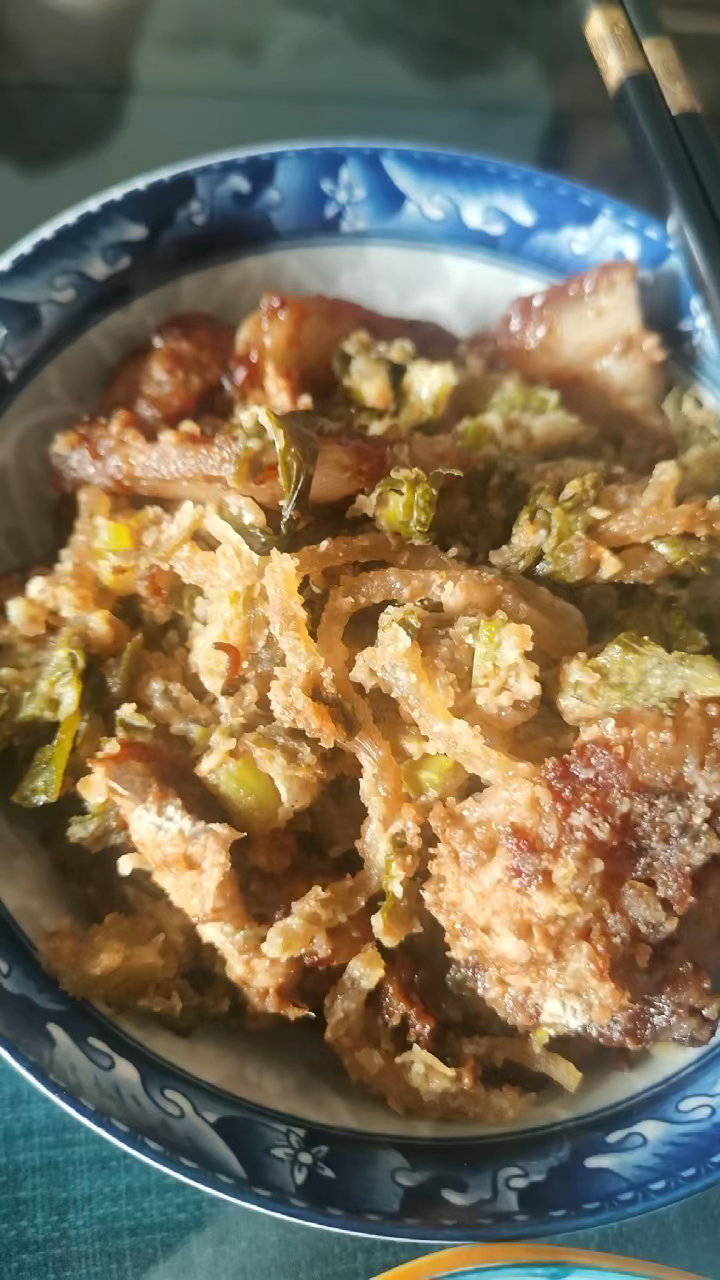 作为一个正宗的万荣人,万物皆可蒸。小时候奶奶经常做一种蒸菜叫“菜馍馍”,就是秋季