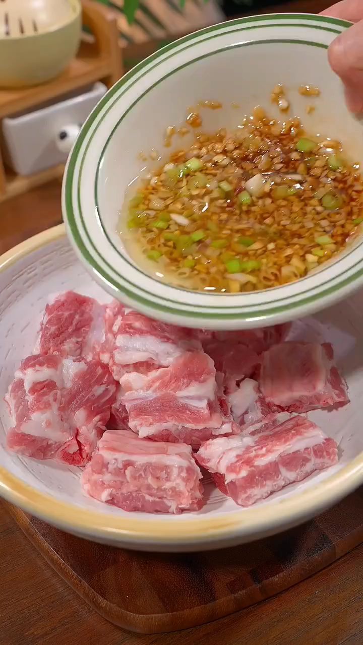 广东人都爱吃的蒜蓉蒸排骨,做法超简单,鲜嫩入味,全家大小都爱吃