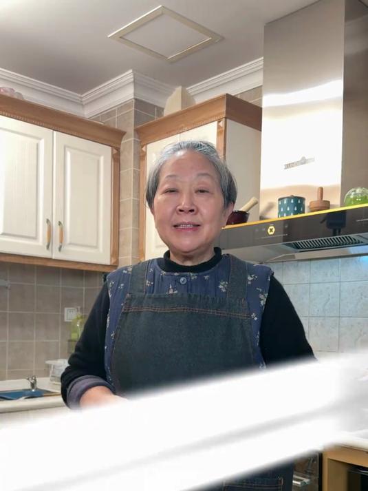 今天孔姨给大家做一道好吃又省时间的大菜，干锅鳜鱼仔！