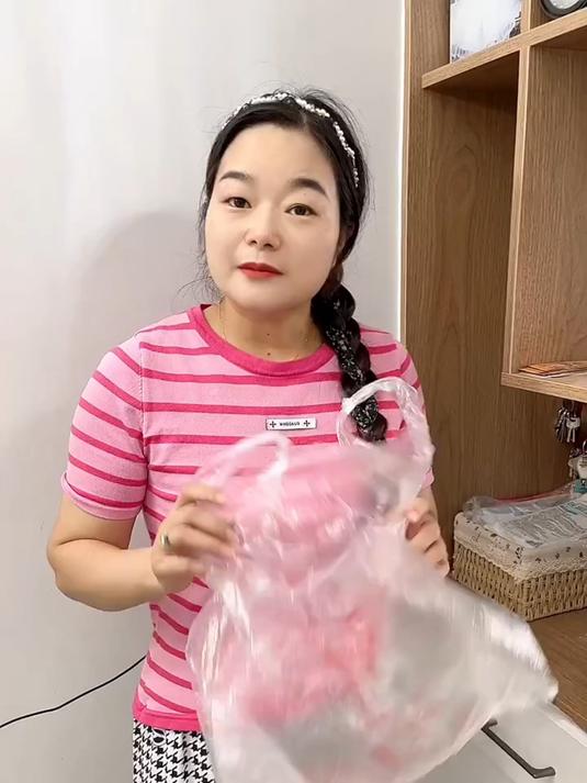 家里买菜的塑料袋还在乱堆?这样整理,立马整齐又方便!