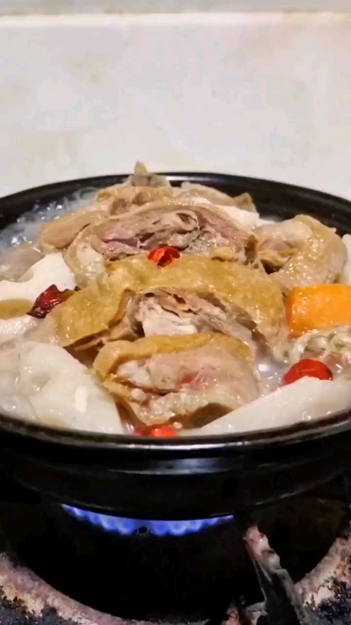非常好吃的湖北特色菜肴腊鸭焖藕,咸香浓郁的腊鸭,回味无穷