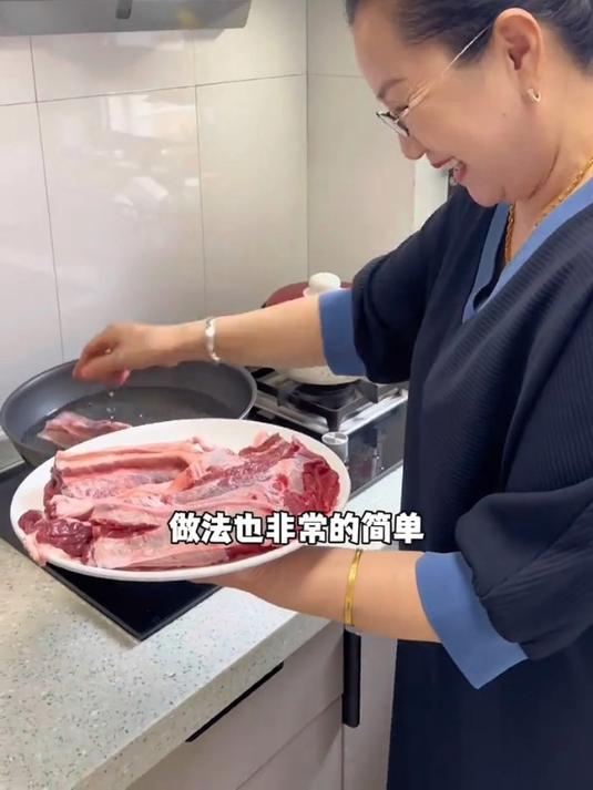 今天是电压力锅版清炖牛肋条软嫩多汁!做法又简单又好吃!