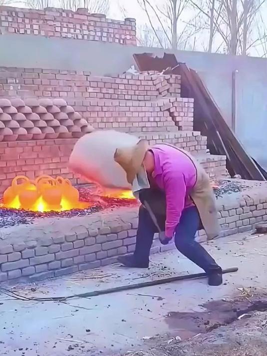 这紫砂壶绝了!浇热水直接蹦出龙凤图案,倒水还会发出清脆鸟叫!