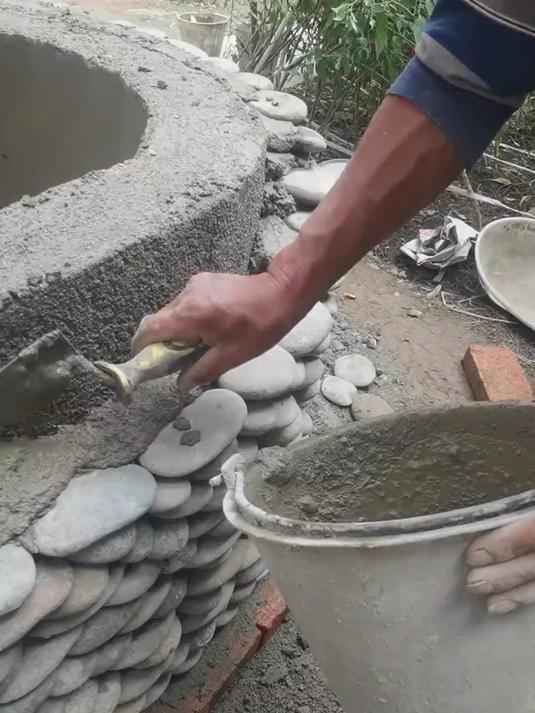 鹅卵石装饰的鱼池