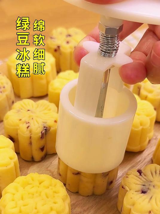 夏日必做的冰凉绿豆糕！不用烤箱也能做！软软糯糯，清凉解暑