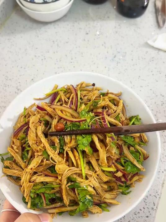 夏天就得吃点凉拌菜～推荐这道凉拌鸡丝！