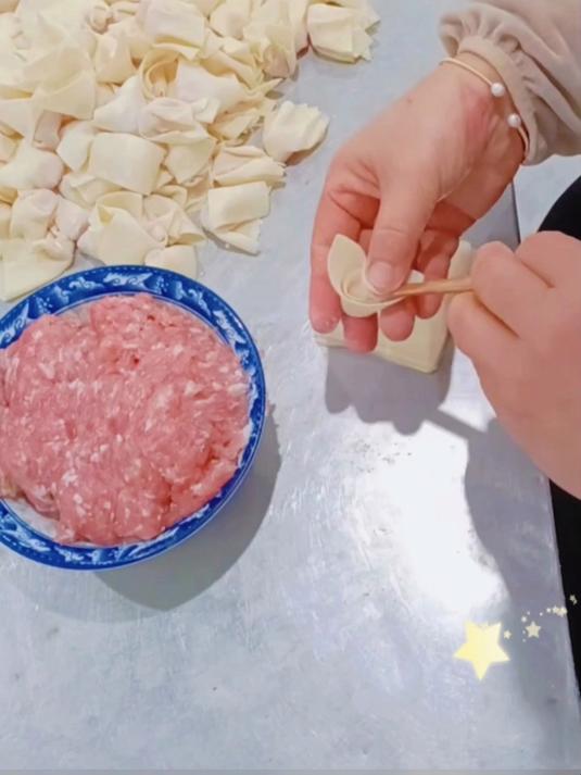 记录和家人一起包饺子