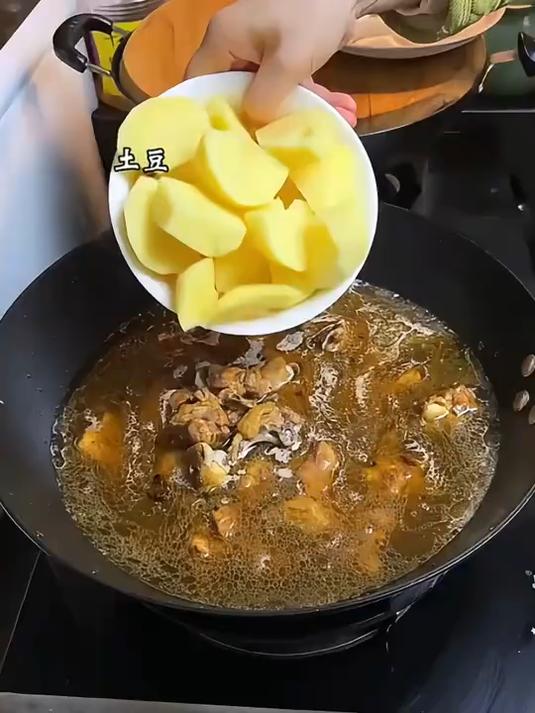 土豆焖鸡的做法