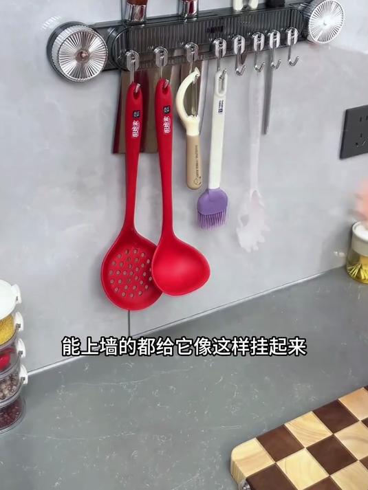 这款吸盘刀架无需打孔粘胶就能安装上墙,厨房的各种小工具都能挂