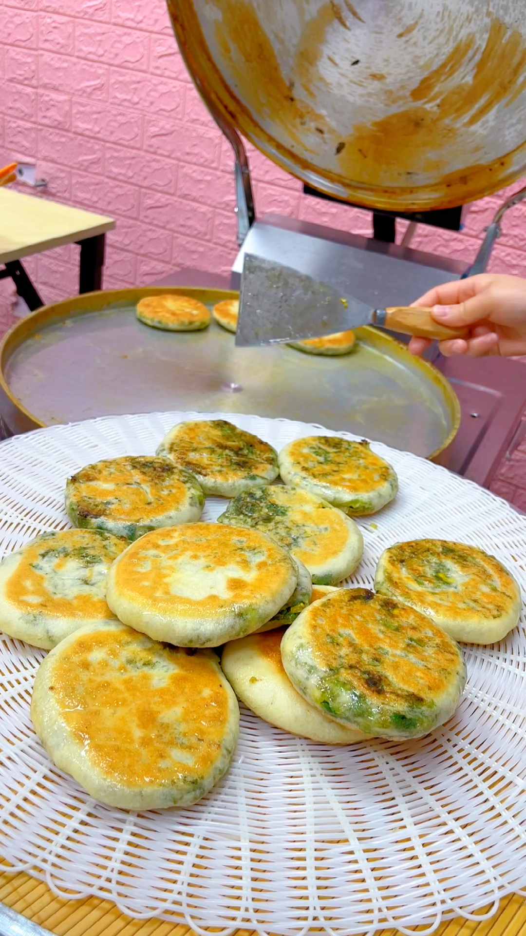 韭菜馅饼做法,一斤韭菜3个鸡蛋,150克粉丝,10克盐5克鸡精3克味精,锅温160度烤制