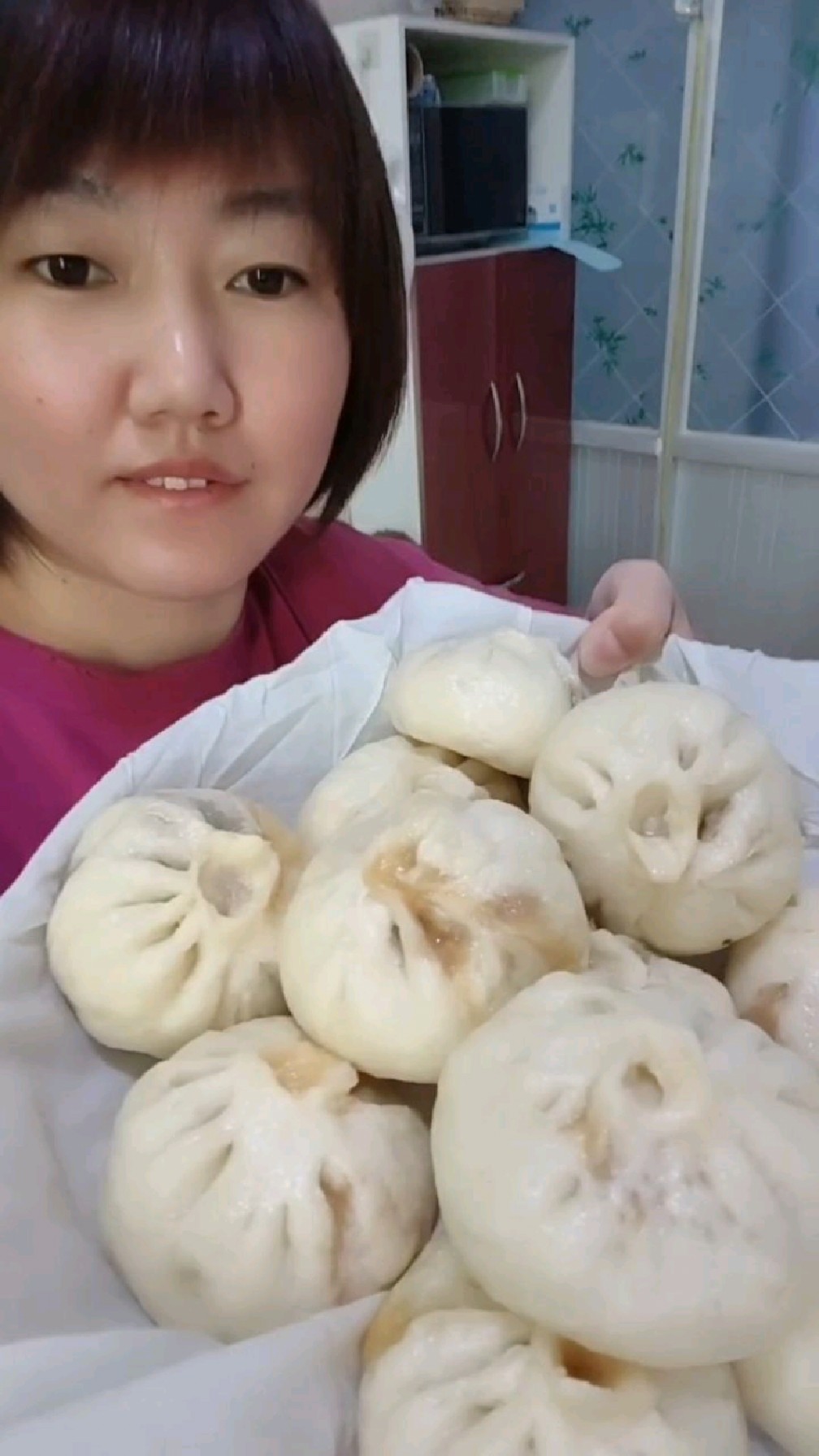 今天做的是猪肉小白菜韭菜的包子,你们想不想吃,你们爱吃什么馅的?评论区留言吧!