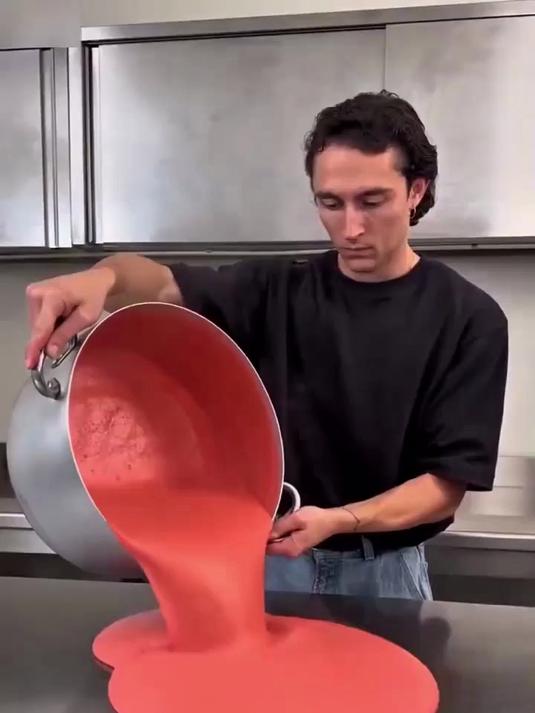 男子做的漂亮蛋糕